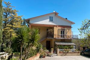 Casa su tre piani abitabile in collina Montecosaro