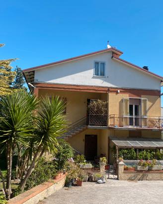 Casa su tre piani abitabile in collina Montecosaro