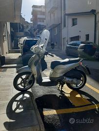 Aprilia Scarabeo 125: L’estate sta arrivando!