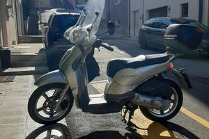 Aprilia Scarabeo 125: L’estate sta arrivando!