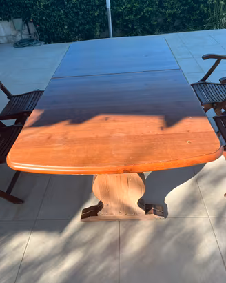 Tavolo in legno con 4 sedie