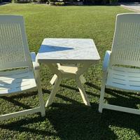 Tavolino da giardino con 2 sdraio bianche