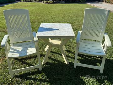 Tavolino da giardino con 2 sdraio bianche