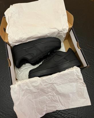 Nike Airforce 1 low retro PRM nere