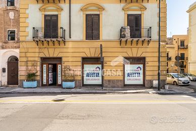 Negozio, cat. C/1 - 210 mq con 6 vetrine su strada