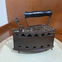 Vecchio ferro da stiro a carbone