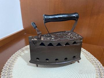 Vecchio ferro da stiro a carbone