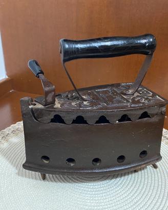 Vecchio ferro da stiro a carbone