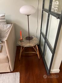 Tavolino in rattan con base in vetro