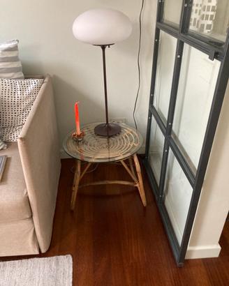 Tavolino in rattan con base in vetro
