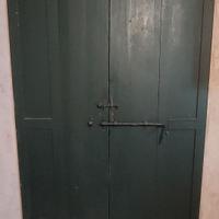 porta antica in legno ad arco con ferramenta