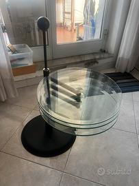 tavolino in metallo nero e ripiani in cristallo