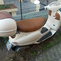 Scooter dotato parabrezza e bauletto originaendita