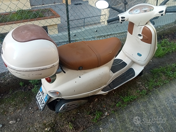 Scooter dotato parabrezza e bauletto originaendita