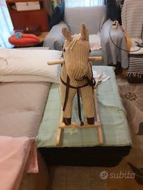 Cavalluccio a dondolo 