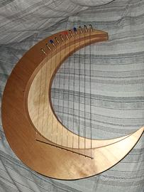 Strumento a corda arpa a forma di mezzaluna