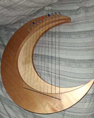Strumento a corda arpa a forma di mezzaluna
