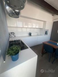 Cucina bianca moderna con tavolo e sedie 