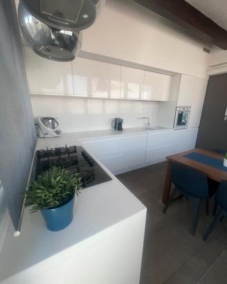 Cucina bianca moderna con tavolo e sedie 