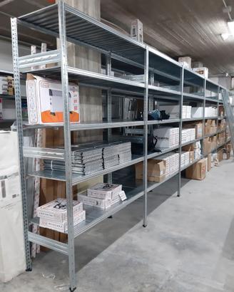 Scaffali metallici a ripiani per magazzini