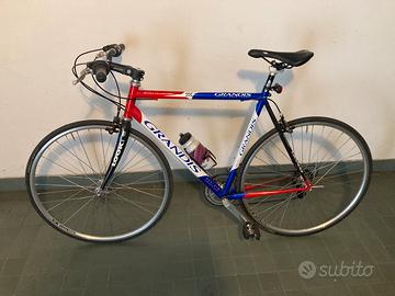 Bicicletta da corsa assemblata su telaio grandis