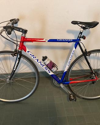 Bicicletta da corsa assemblata su telaio grandis