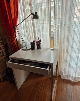 Piccola scrivania Micke e lampada snodabile