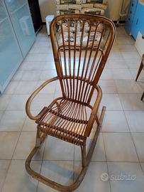 vecchia sedia a dondolo in legno