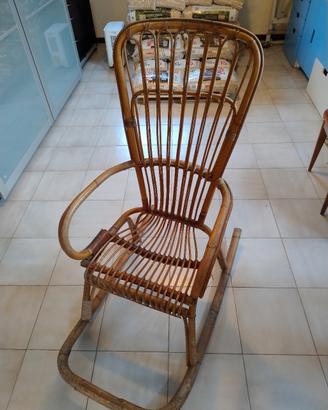 vecchia sedia a dondolo in legno