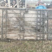 Cancello in ferro a due ante e ringhiera.