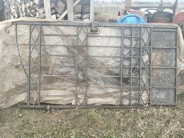 Cancello in ferro a due ante e ringhiera.