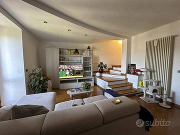Appartamento di 140 m² con 4 locali e posto auto a