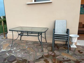 Tavolo di ferro con 4 sedie