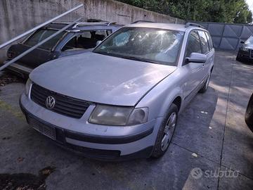 Volkswagen Passat 2001 Demolita - Per Ricambi