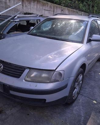 Volkswagen Passat 2001 Demolita - Per Ricambi