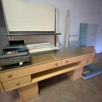 Bancone con espositore in vetro/ scaffale completo