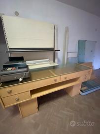 Bancone con espositore in vetro/ scaffale completo