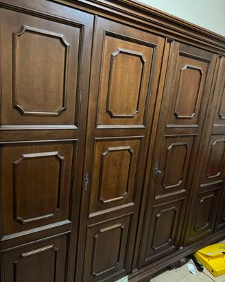 Armadio in legno pesante