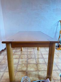 Tavolo da pranzo e sedie