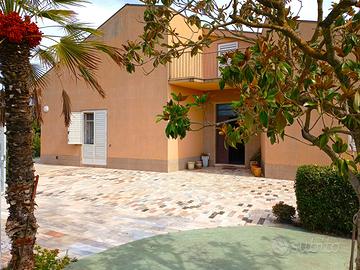 VILLETTA CON DI GIARDINO E FOTOVOLTAICO - Rif. 391