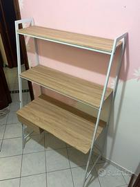 Scrivania con libreria
