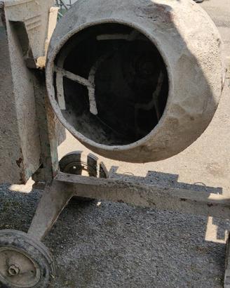 ATTREZZO PER MURATORI