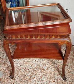 Tavolino in noce con vassoio. Antiquariato