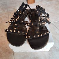 Sandali neri borchie oro