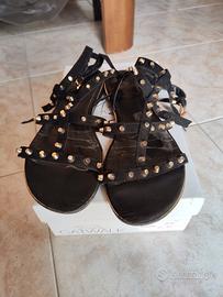 Sandali neri borchie oro