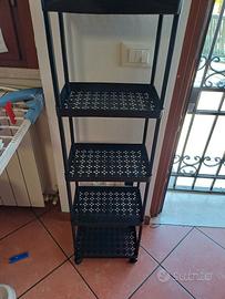 scaffale in plastica con ruote