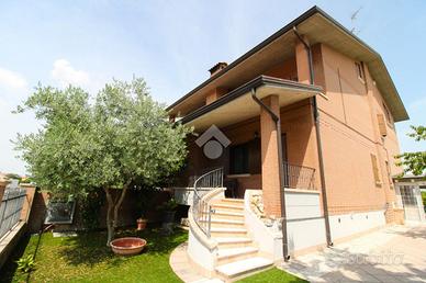 VILLA A SCHIERA A SAN PROSPERO