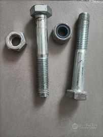 4 bulloni vari con dado
