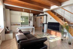 VIA ROVERETI AMPIO APPARTAMENTO IN VILLA