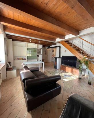 VIA ROVERETI AMPIO APPARTAMENTO IN VILLA